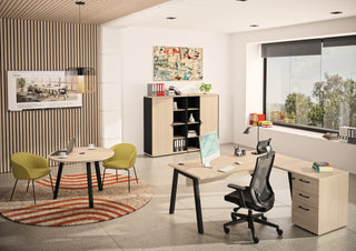 Photo d'ambiance d'une armoire Buronomic Alto H146 à porte battante noir et wire oak, bureau lumineux