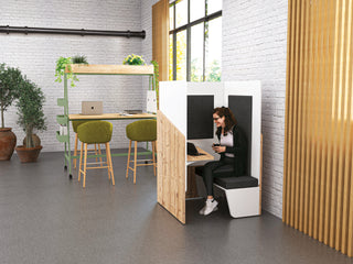 Buronomic Calme werkplekcabine met zitbank in Timber, wit en carbongrijs