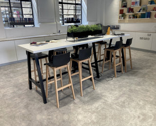 Tables de coworking hautes Buronomic Cohesion sans électrification en noir et blanc