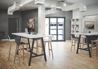 Tables de coworking hautes Buronomic Cohesion en noir et blanc dans un espace de bureau