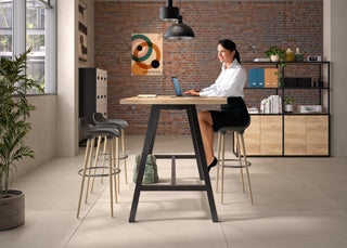 Tables hautes Buronomic Cohesion avec électrification en noir et Nebraska