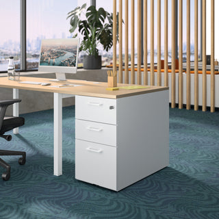 Photo d'ambiance d'un caisson hauteur bureau Buronomic Comfort blanc à top wire oak sous un bureau