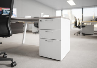 Photo d'ambiance d'un caisson hauteur bureau Buronomic Comfort blanc près d'un bureau en open space