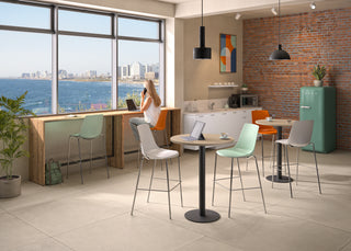 Buronomic Détente rectangular and round high tables in an office space