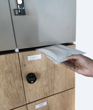 Buronomic Locker Eko kast met brievenbusgleuf, detail van een envelop die wordt ingeworpen