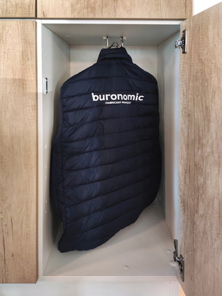 Buronomic Locker Eko garderobevak geopend met een jas aan een kapstok