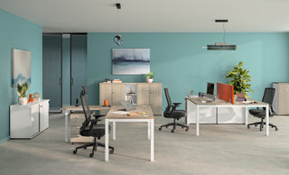 Photo d'ambiance de caissons tower Buronomic Optimax EVO blanc et wire oak, mur turquoise