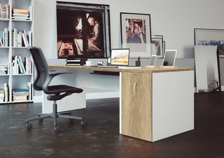 Photo d'ambiance d'un caisson tower Buronomic Optimax EVO blanc et Nebraska en appui sous un bureau