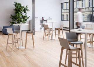 Buronomic Détente stools with high backrest around a high table