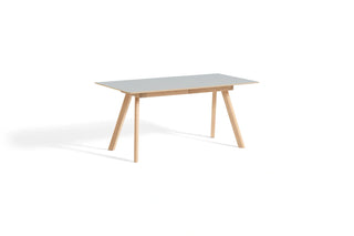 Table HAY CPH 30 à plateau gris clair et piètement en chêne, vue de trois quarts