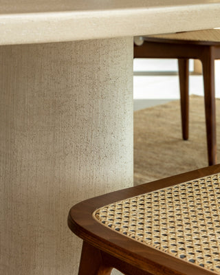 Detail van de cannage zitting van een Vincent Sheppard Titus stoel aan tafel