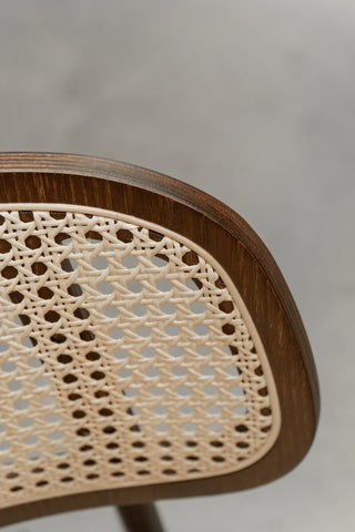 Detail van de cannage rug van de Vincent Sheppard Titus in tobacco oak