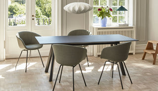 Photo d'ambiance d'une table HAY CPH 30 noire avec chaises vertes dans une salle à manger