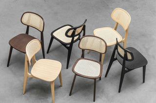 Vincent Sheppard Titus eetstoelen in natural, tobacco en black oak gegroepeerd, bovenaanzicht