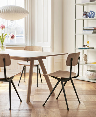 Photo d'ambiance d'une table HAY CPH 30 en chêne avec chaises sous une suspension blanche