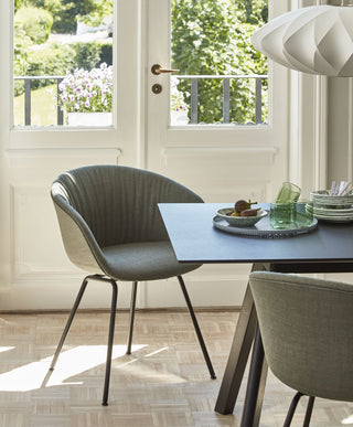 Photo d'ambiance d'une table HAY CPH 30 à plateau noir avec chaise verte