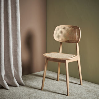 Vincent Sheppard Titus eetstoel in natural oak voor een groene wand met gordijn