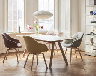Photo d'ambiance d'une table HAY CPH 30 en chêne avec chaises vertes et bordeaux