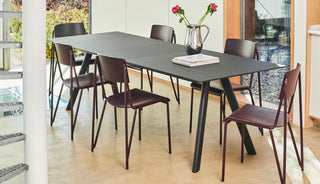 Photo d'ambiance d'une longue table HAY CPH 30 noire avec chaises bordeaux