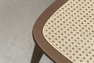 Detail van de cannage zitting met tobacco oak rand van de Vincent Sheppard Titus
