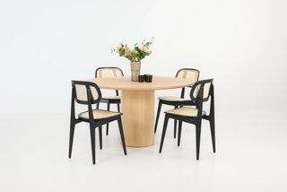 Vincent Sheppard Titus eetstoelen in zwart en naturel rond een ronde houten tafel
