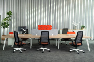 König + Neurath CONNECT.BENCH werkplekken met houten blad, oranje schermen en zwarte bureaustoelen