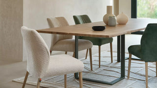 Photo d'ambiance de chaises Mobitec Enora crème et vertes autour d'une table en bois