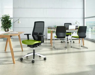 König Neurath JET II SP ergonomische bureaustoelen opgesteld in moderne kantooromgeving