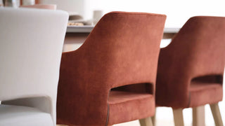 Détail de chaises Mobitec Lena rouille à dossier ajouré à une table