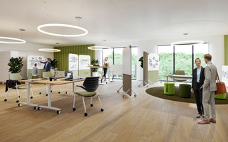 Photo d'ambiance d'un open space avec tables d'atelier et chaises König + Neurath NOOK