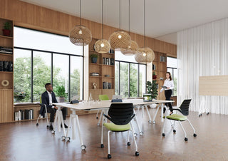 Photo d'ambiance d'une salle de réunion aux murs en bois avec chaises König + Neurath NOOK