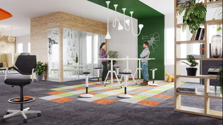 Photo d'ambiance d'un espace de réunion debout König + Neurath avec tabourets et tapis coloré