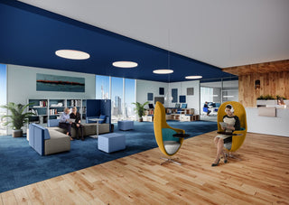 Sfeerbeeld van König + Neurath Network Place loungezetels in een kantoor met blauw plafond
