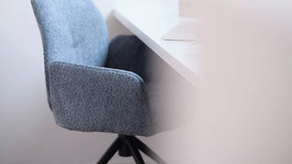 Détail d'une chaise pivotante Mobitec Mood gris-bleu à une table