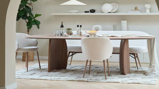 Photo d'ambiance de chaises Mobitec Neo claires autour d'une table en bois dans une salle à manger lumineuse