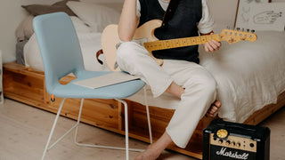 Photo d'ambiance d'une chaise Mobitec Pamp bleu clair dans une chambre avec guitariste