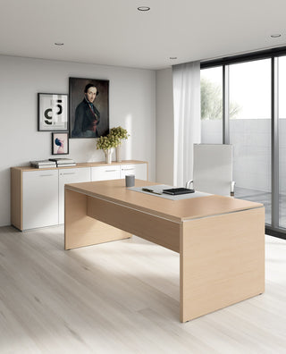Sfeerbeeld van een eiken Frezza Asset wangenbureau met dressoir bij een groot raam