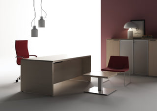 Eiken Frezza Asset wangenbureau met rode stoelen voor een bordeaux wand