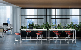 Twee hoge witte Frezza Pop ace tafels met rode krukken voor een groot raam