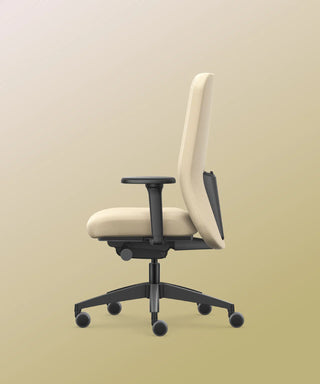Chaise de bureau Se7en Iris crème, vue de profil sur fond beige