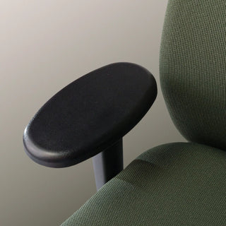 Détail de l'accoudoir noir de la Se7en Iris avec revêtement vert