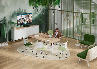 Photo d'ambiance d'une table en forme de bateau avec chaises König + Neurath NOOK vertes et papier peint jungle