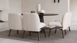 Photo d'ambiance de fauteuils Mobitec Thalia écrus autour d'une table ronde