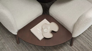 Détail de deux fauteuils Mobitec Thalia écrus avec table d'appoint, vue de dessus