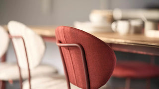 Détail d'un dossier de chaise Mobitec Toro rouge à une table